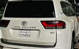 ধানমন্ডির সড়কে পড়ে থাকা গাড়ির মালিকের নাম জানা গেল