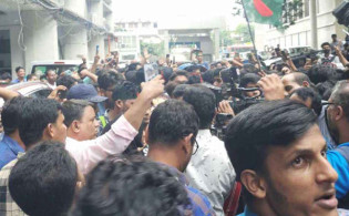 সচিবালয়ে ঢুকে শিক্ষার্থীদের মিছিল