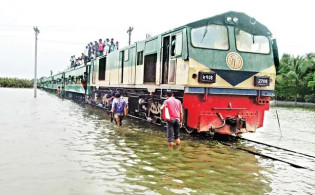 বন্যার কারণে যেসব রুটে ট্রেন চলাচল বন্ধ