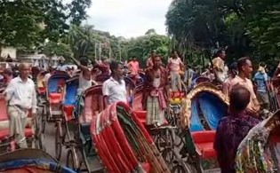 শাহবাগে রিকশা চালকদের বিক্ষোভ