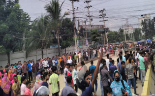 পোশাক শ্রমিকদের বিক্ষোভ, ৩০ কারখানা বন্ধ ঘোষণা