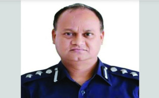 স্থানীয়রা দখলে নিয়েছে ডিআইজি মোজাম্মেলের বাগানবাড়ি