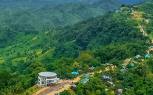 ফিরতে শুরু করেছেন আটকা পড়া পর্যটকরা