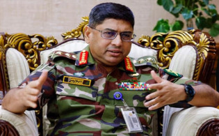 আমি তার পাশে আছি