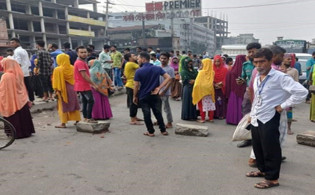 বকেয়া বেতন না পেয়ে সড়কে শ্রমিকরা