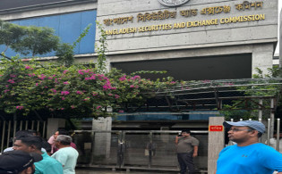বিএসইসি ভবনের মূল ফটকে তালা