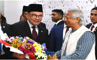 ঢাকায় পৌঁছেছেন মালয়েশিয়ার প্রধানমন্ত্রী