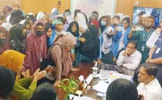জেলা প্রশাসকের বাসবভনে তালা দিয়ে শিক্ষার্থীদের অবস্থান