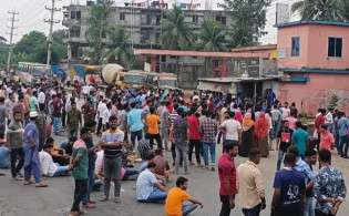 গাজীপুরে বেক্সিমকো গ্রুপের শ্রমিকদের সড়ক অবরোধ