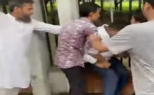 প্রেসক্লাবের সামনে আওয়ামী লীগ সমর্থকদের মারধর