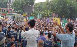 চাকরি স্থায়ী করার দাবিতে শাহবাগ মোড় অবরোধ