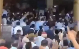 হাতাহাতিতে জড়িয়েছে বিএনপি-জামায়াতপন্থী চিকিৎসকরা