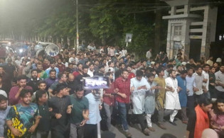 ছাত্রলীগ নিষিদ্ধের খবরে ঢাবিতে আনন্দ মিছিল