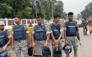 বঙ্গভবনের সামনে সতর্ক অবস্থানে আইনশৃঙ্খলা বাহিনী