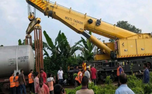 জীবননগরে তেলবাহী ট্রেনের বগি লাইনচ্যুত