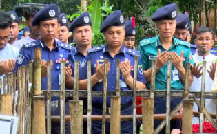 আবু সাঈদের কবর জিয়ারত করলেন আইজিপি