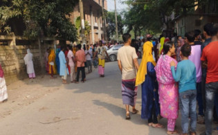 হেমায়েতপুরে দুই কারখানার শ্রমিকদের বিক্ষোভ