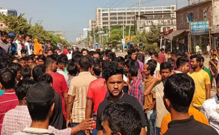 গাজীপুরে সড়ক অবরোধ করে শ্রমিকদের বিক্ষোভ