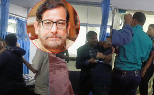 হাসপাতালে আসাদুজ্জামান নূরকে শিক্ষার্থীদের কিল-ঘুষি
