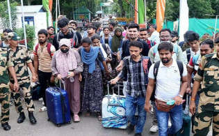 সীমান্ত বন্ধের গুঞ্জনে দেশে ফিরছেন বাংলাদেশিরা