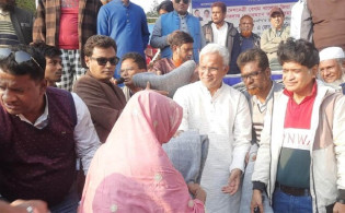 হিলিতে বিএনপির উদ্যোগে শীতবস্ত্র বিতরণ
