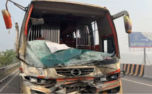 ঢাকা-মাওয়া এক্সপ্রেসওয়েতে দুর্ঘটনার কবলে ১০ যানবাহন 