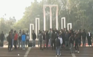 শহীদ মিনারে জড়ো হচ্ছেন শিক্ষার্থীরা