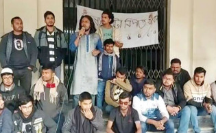 ৩ দফা দাবিতে রাবি প্রশাসনিক ভবনে শিক্ষার্থীদের তালা