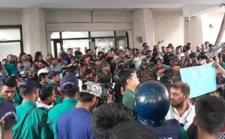 শিক্ষার্থীদের প্রতিবাদে সচিবালয়ে উত্তপ্ত পরিস্থিতি, পুলিশের লাঠিচার্জ