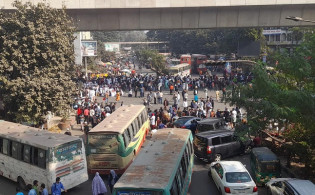 শাহবাগ ব্লকেডে উত্তেজনা, অন্তর্বর্তী সরকারকে ২ ঘণ্টার আল্টিমেটাম