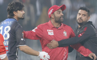 তামিম-হেলস বিতণ্ডা: শাস্তি পেলেন বরিশাল অধিনায়ক