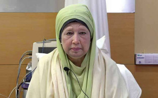 ক্লিনিকে চিকিৎসাধীন অবস্থায় দেশবাসীর খবর নিয়ে আবেগে ভাসলেন খালেদা জিয়া
