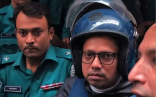 মুচকি হেসে  আদালত চত্বরে পলকের নতুন মন্তব্য