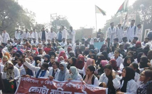 শহীদ মিনারে কোটা বাতিলের দাবিতে উত্তাল শিক্ষার্থীরা