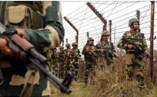 কুয়াশার আড়ালে বিএসএফের কাঁটাতারের বেড়া নির্মাণ, বিজিবির বাধা