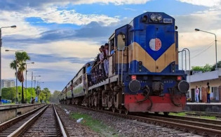 সারা দেশে বন্ধ হতে পারে ট্রেন চলাচল