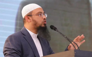 দাঁড়িয়ে প্রস্রাব করলে গুনাহ কি না, জানালেন শায়খ আহমাদুল্লাহ