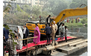লালগালিচা বিছানো পথে খালে নেমে খননকাজ উদ্বোধন