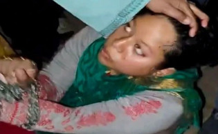 রাজশাহীতে আ. লীগের নারী কর্মীকে যেভাবে বেঁধে পুলিশে সোপর্দ
