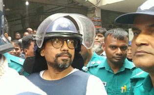 পেছনে হ্যান্ডকাফ দিয়ে রাখে: পলক