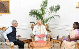 রাষ্ট্রপতির কাছে জমা দেওয়া দুটি লাল ফাইল নিয়ে তোলপাড়