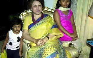 দাদীকে বিদায় জানাতে যে কারণে এয়ারপোর্টে আসেননি কোকোর দুই মেয়ে