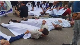 শেয়ারবাজারের বিনিয়োগকারীরা কাফন পরে রাজপথে: হতাশাজনক পরিস্থিতি