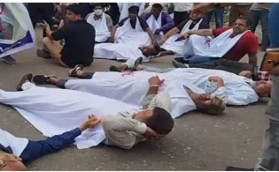 শেয়ারবাজারের বিনিয়োগকারীরা কাফন পরে রাজপথে: হতাশাজনক পরিস্থিতি