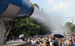 বিক্ষোভে পানি ছিটিয়ে যে বার্তা দিল সিটি করপোরেশন
