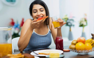 গরমে পানিশূন্যতা বাড়ায় যেসব খাবার