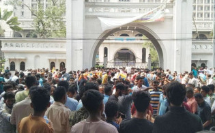 ‘শপথ নিয়ে টালবাহানা চলবে না চলবে না’