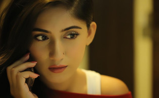 ফোনে কথা বলার সময় যে কানে কথা বললে ভাল
