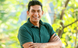 গ্রেপ্তার আতঙ্কে চঞ্চল চৌধুরীর ভারত সফর বাতিল