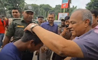 পথশিশুর এক কথায় স্তব্ধ স্বরাষ্ট্র উপদেষ্টা